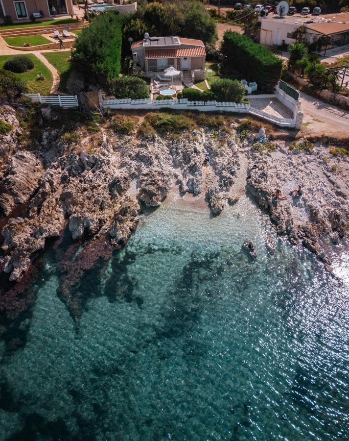 Neptune Sea House - Beachfront Agios Spyridon  Bagian luar foto