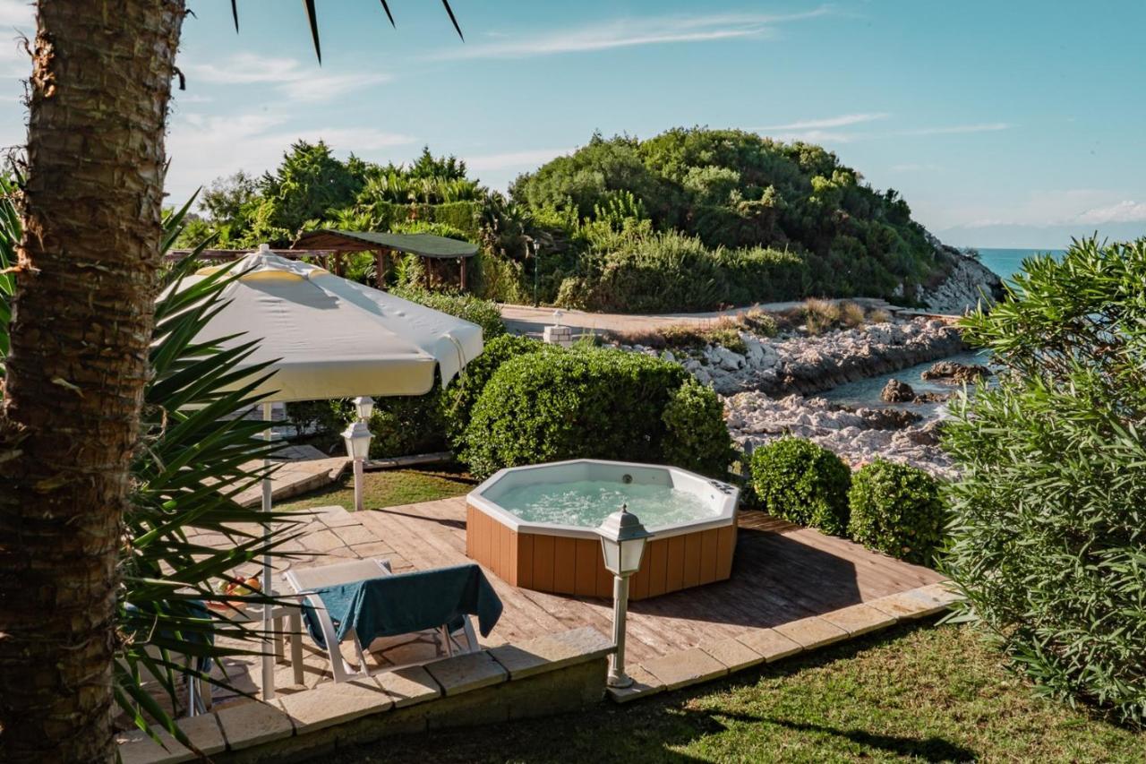Neptune Sea House - Beachfront Agios Spyridon  Bagian luar foto
